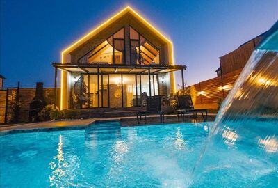 Göl Manzaralı Isıtmalı Havuzlu Villa