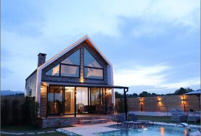 Göl Manzaralı Isıtmalı Havuzlu Villa