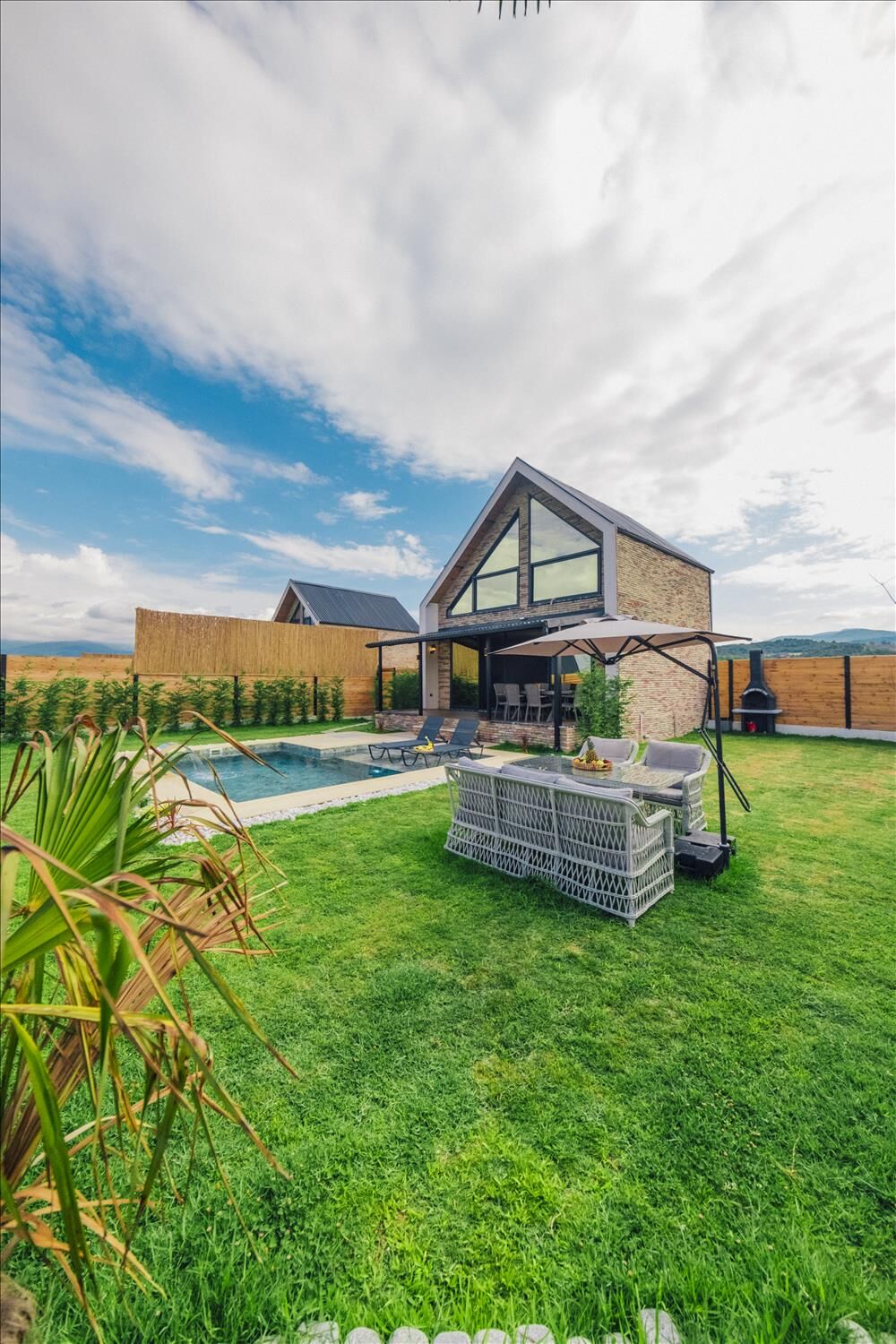 Göl Manzaralı Isıtmalı Havuzlu Villa