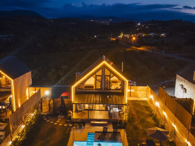 Göl Manzaralı Isıtmalı Havuzlu Villa