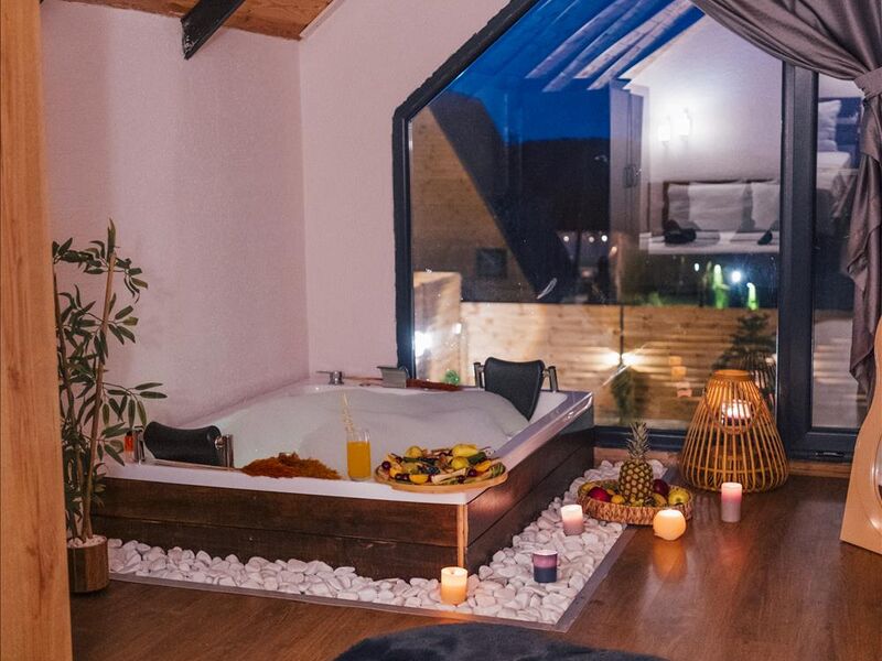 Göl Manzaralı Isıtmalı Havuzlu Villa