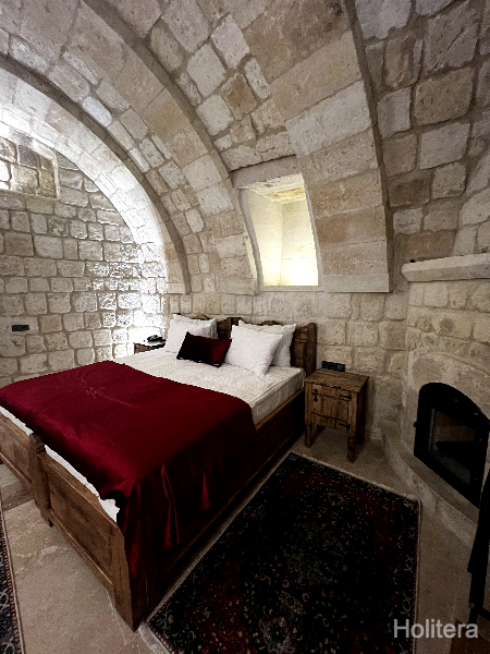 Deluxe Cave Room