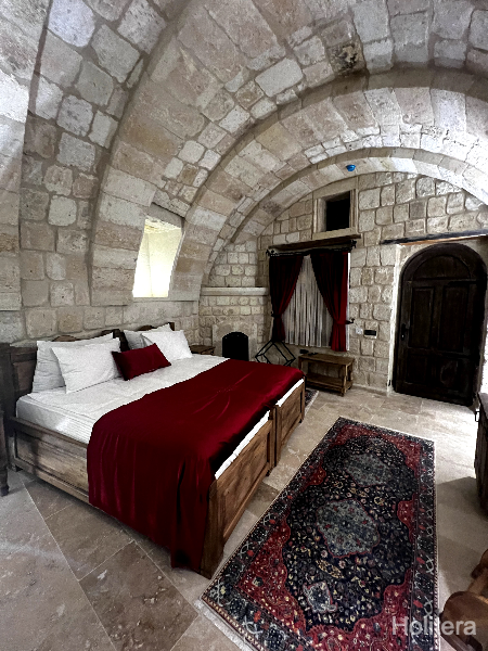 Deluxe Cave Room