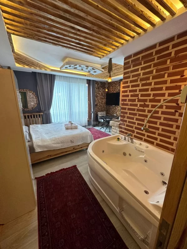 Suite honeymoon room with jacuzzi no 301